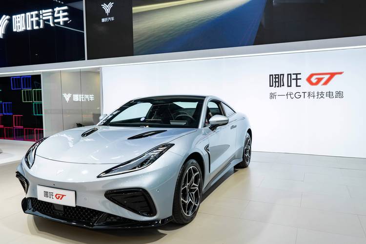 重庆332哪吒汽车在智能汽车领域的表现，领途汽车在新能源汽车市场中的影响力